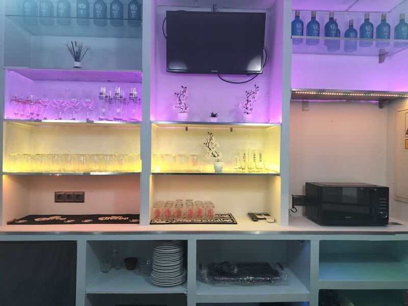 Cristalería iluminada, TV y microondas